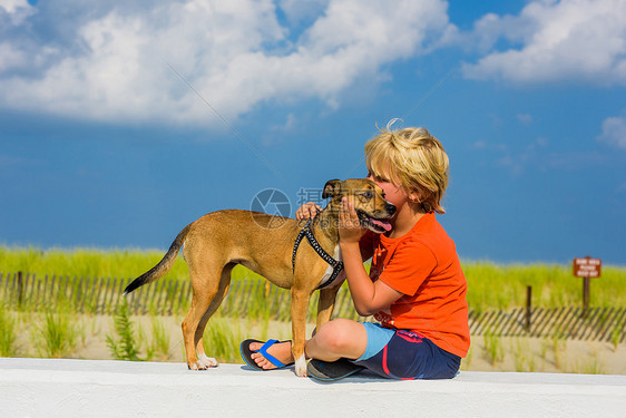 外户的年轻男孩抱宠物狗图片