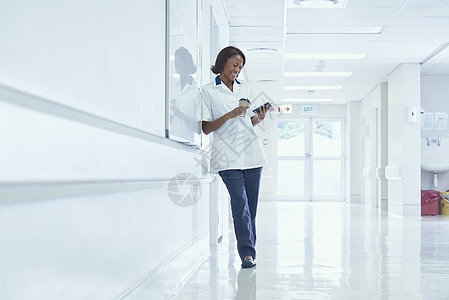 医院走廊上女生阅读智能电话短信图片