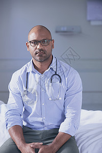 坐在医院床上的成熟男医生肖像图片