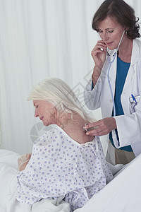 女医生用听诊器监测女病人的肖像图片