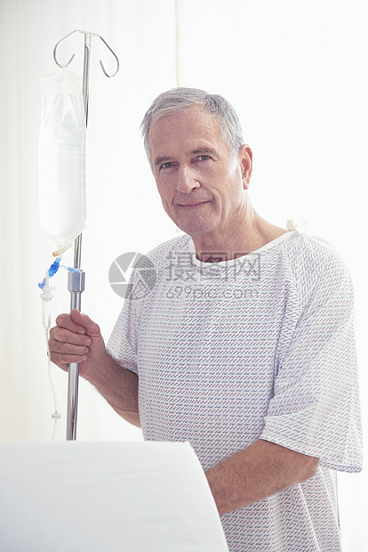 医院内静脉滴液的老年男患者肖像图片