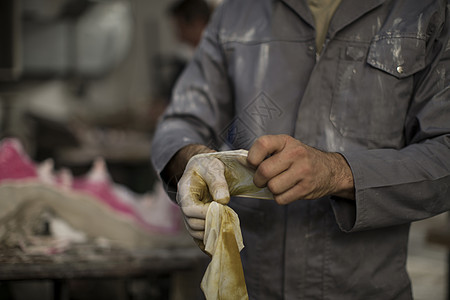 艺术家工作室雕塑家戴上乳胶手套图片
