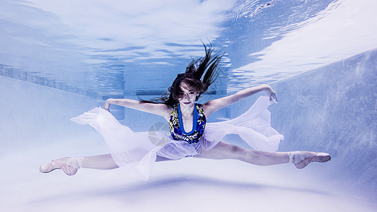 水下穿着芭蕾舞鞋劈叉的少女图片