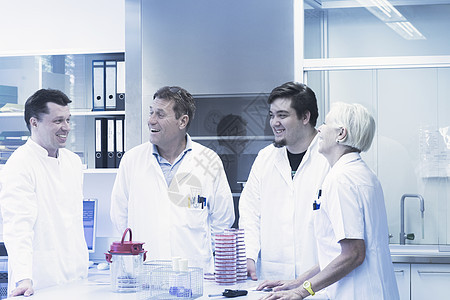 科学家在实验室中聊天微笑的科学家们图片