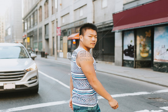 走在马路上的青年男子图片