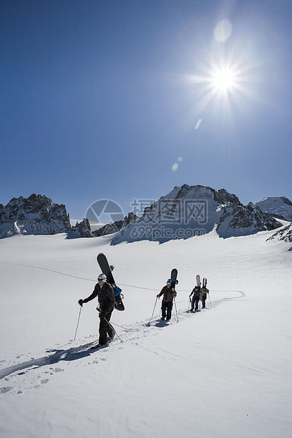 瑞士阿尔卑斯山上登山的滑雪运动员图片