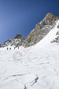 瑞士阿尔卑斯山上登山的滑雪运动员图片