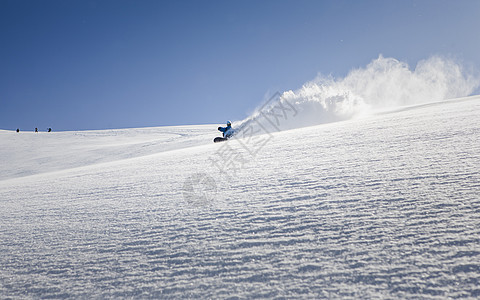 瑞士阿尔卑斯山上滑雪的运动员图片