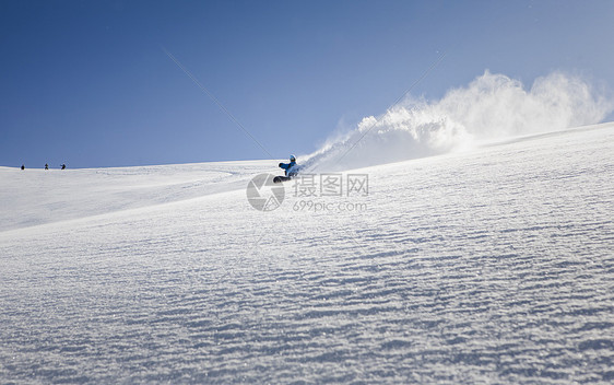 瑞士阿尔卑斯山上滑雪的运动员图片