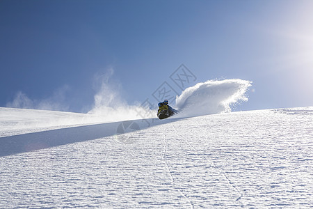 瑞士阿尔卑斯山上滑雪的运动员图片