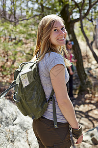 美国纽约州哈里曼州立公园女徒步旅行者在森林中回望的肖像图片