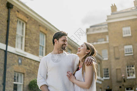 快乐的年轻夫妇在英国伦敦王大道上漫步图片