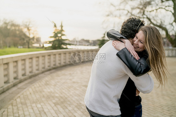 在英国伦敦Battersea公园拥抱的浪漫情侣，爱情，图片