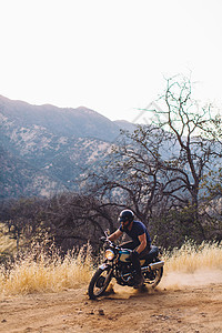 美国加利福尼亚州塞科公园骑摩托车的男人图片
