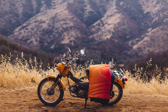 美国加利福尼亚州塞科公园座椅上盖毯子的摩托车图片