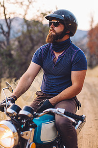 美国加利福尼亚州红杉公园一名男子坐在摩托车上看风景图片