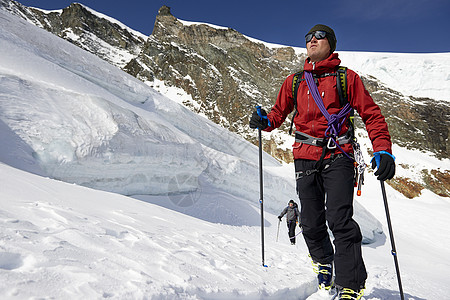 在雪覆盖的山上滑旅行人瑞士萨尔费图片