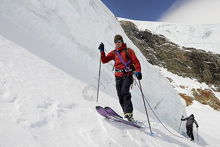 瑞士运动员萨斯费在雪覆盖的山上滑雪图片