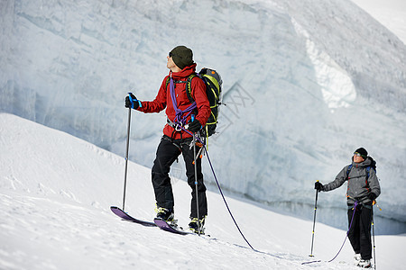 在雪覆盖的山上滑雪的运动员瑞士萨斯费图片