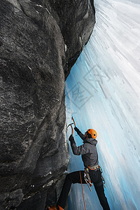 人类在山洞冰上攀岩瑞士萨斯费图片