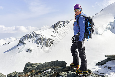 站在雪覆盖山顶的妇女瑞士萨尔费图片