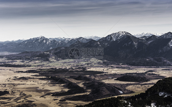 德国巴伐利亚州OberamergauTeufelstattkopf山黎明时的山脉和山谷景观图片