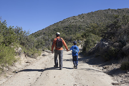 男人和儿子在智利瓦尔帕莱索的安第斯山泥土足迹图片