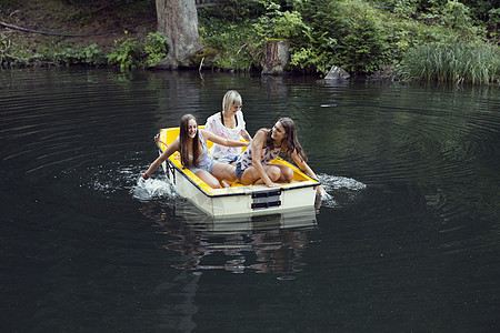 3名成年女孩在湖上划船图片