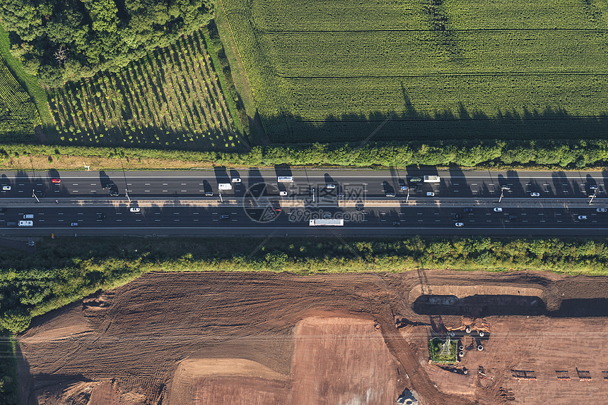 高速公路的空中俯拍图片