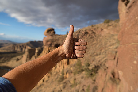 攀岩者竖起大拇指特写史密斯岩州立公园俄勒冈州美国图片