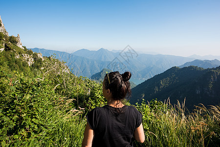 意大利帕索马尼瓦市看山的女孩子图片