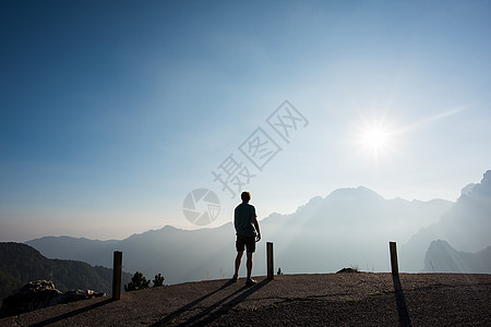 意大利帕索马尼瓦男人仰望山景图片