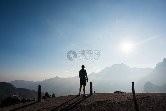 意大利帕索马尼瓦男人仰望山景图片