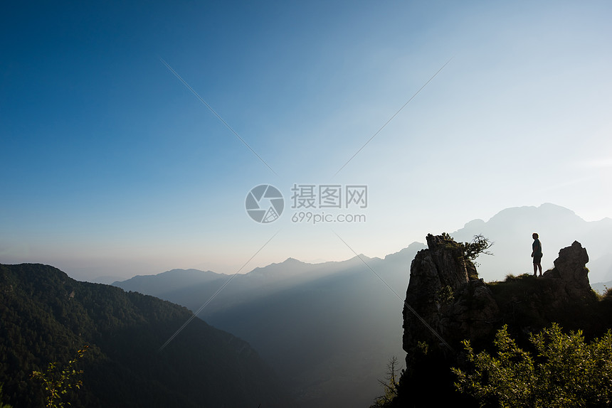 一个人站在意大利帕索马尼瓦山峰上图片