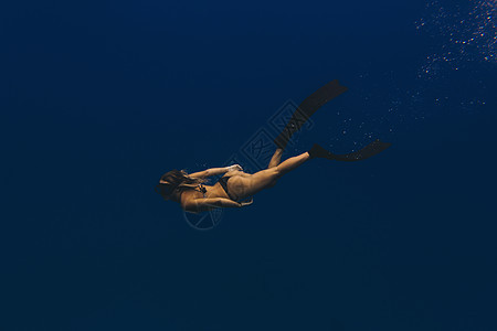 女性在海里潜泳图片