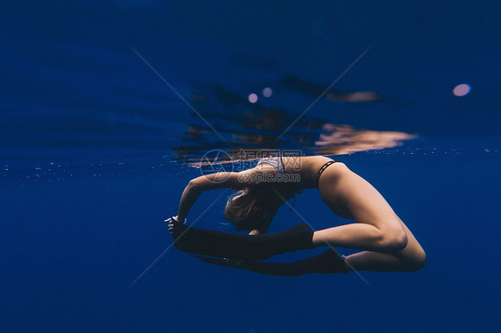 女性在海里潜泳图片