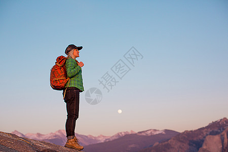 美国加利福尼亚州塞科公园里徒步旅行登山的女性图片