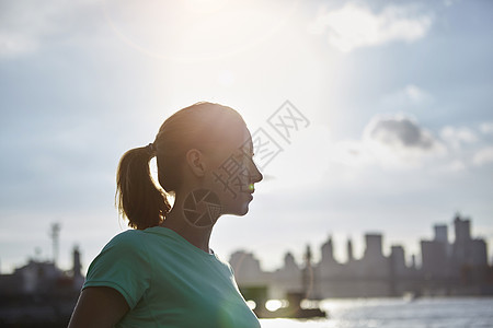 美国纽约曼哈顿水边的女人望向别处图片