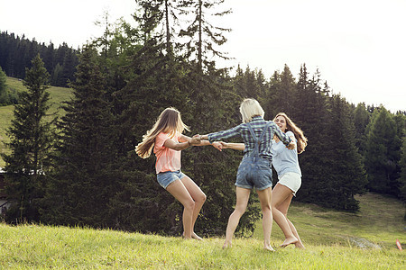 3名成年女人在田野手牵手围成一圈图片