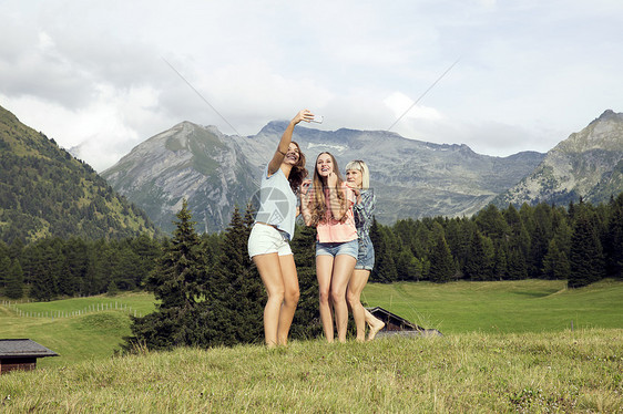 三个成年女人在田野里笑着自拍图片