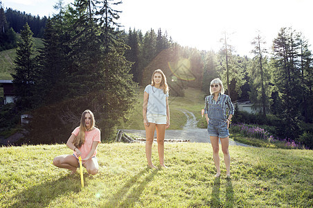 奥地利蒂罗尔州萨特贝加姆田野站立和蹲在地上的三个成年女人的肖像图片