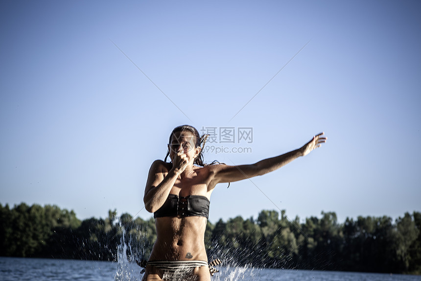 女人拿着鼻子跳进水中图片