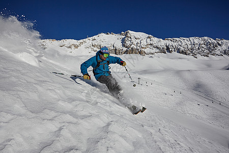 滑雪运动员在山坡上滑雪图片