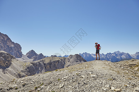 女性徒步旅行者在山间行走图片