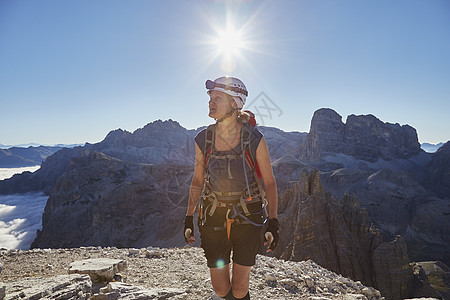 抵达意大利南蒂罗尔州多洛米特山峰的女性徒步者图片