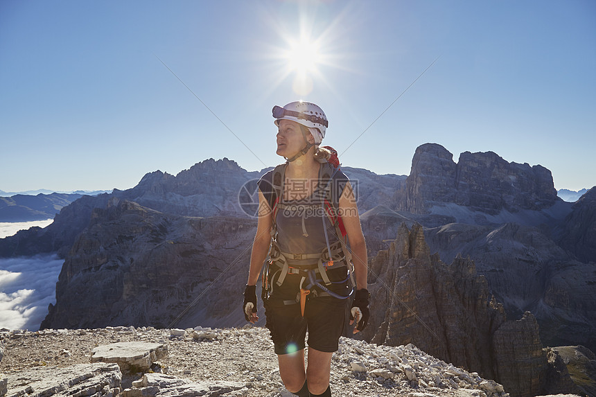抵达意大利南蒂罗尔州多洛米特山峰的女性徒步者图片