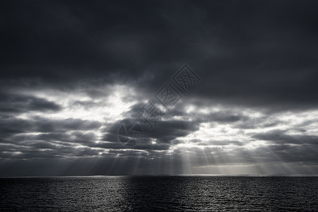 墨西哥瓜达卢佩岛海云中太阳光束图片
