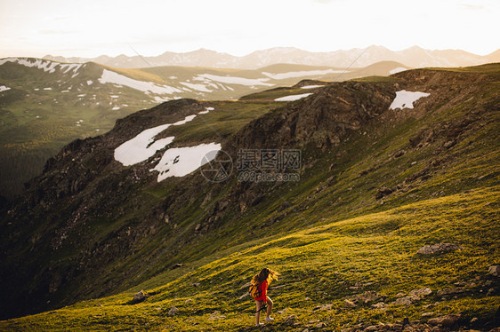 美国科罗拉多州落基山公园一名女子在雪山上徒步旅行图片