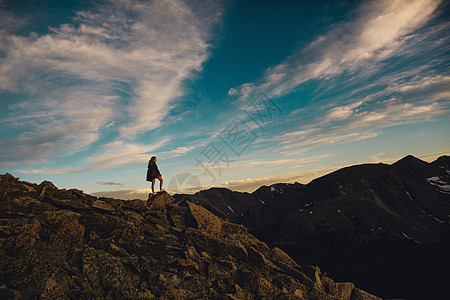 美国科罗拉多州落基山公园一名妇女站在岩石上看风景图片