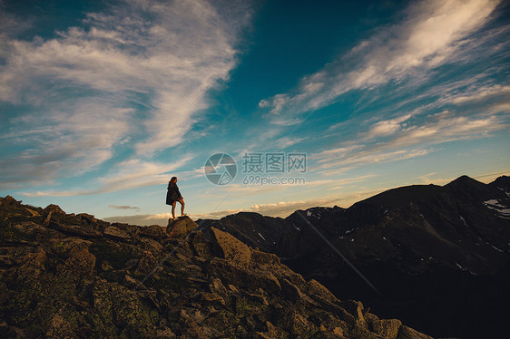 美国科罗拉多州落基山公园一名妇女站在岩石上看风景图片